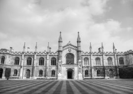 Lais Puzzle - Innenhof des Corpus Christi College in Cambridge, UK in schwarz weiß - 500, 1.000 & 2.000 Teile