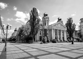 Lais Puzzle - Gebäude des Nationaltheaters in Sofia in schwarz weiß - 500, 1.000 & 2.000 Teile
