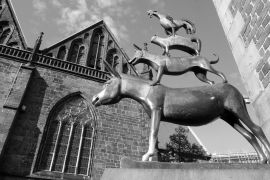 Lais Puzzle - Bremer Stadtmusikanten in der Abendsonne in schwarz weiß - 2.000 Teile