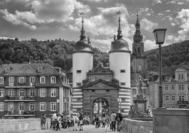 Lais Puzzle - Berühmtes altes Brückentor. Heidelberg, Deutschland in schwarz weiß - 1.000 Teile