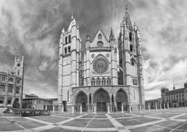 Lais Puzzle - Plaza de Regla und Kathedrale von Leon, Spanien in schwarz weiß - 500, 1.000 & 2.000 Teile