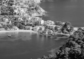 Lais Puzzle - Das Dorf Assos, Insel Kefalonia, Griechenland in schwarz weiß - 500, 1.000 & 2.000 Teile