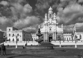 Lais Puzzle - Kirche und Platz Sangolquí, Ecuador in schwarz weiß - 500, 1.000 & 2.000 Teile