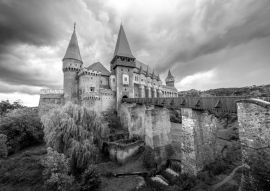 Lais Puzzle - Burg Corvin in Rumänien in schwarz weiß - 500, 1.000 & 2.000 Teile
