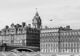 Lais Puzzle - Historische Gebäude im Stadtzentrum von Edinburgh - Schottland in schwarz weiß - 500, 1.000 & 2.000 Teile