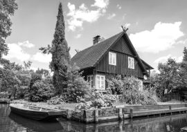 Lais Puzzle - Schönes altes Fachwerkhaus an einem Wasserkanal im Spreewald, Brandenburg, Deutschland in schwarz weiß - 500, 1.000 & 2.000 Teile