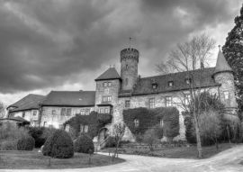 Lais Puzzle - Schloss Hohenstein In Oberfranken in schwarz weiß - 500, 1.000 & 2.000 Teile