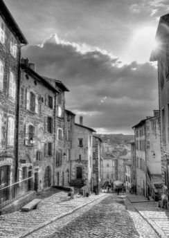 Lais Puzzle - Straße im historischen Zentrum von Le Puy-en-Velay - Frankreich in schwarz weiß - 500, 1.000 & 2.000 Teile