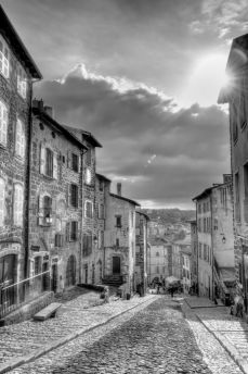 Lais Puzzle - Straße im historischen Zentrum von Le Puy-en-Velay - Frankreich in schwarz weiß - 2.000 Teile