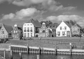 Lais Puzzle - Historische Häuserfassaden in der Sielstraße im Fischereihafen von Greetsiel, Niedersachsen, Deutschland in schwarz weiß - 500, 1.000 & 2.000 Teile