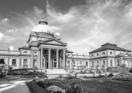 Lais Puzzle - Kaiser-Friedrich-Therme, Bad Homburg vor der Höhe in schwarz weiß - 500, 1.000 & 2.000 Teile