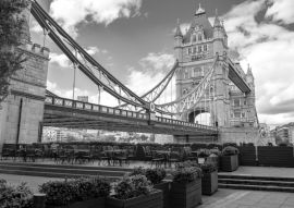 Lais Puzzle - Londoner Tower Bridge an einem bewölkten Tag in schwarz weiß - 500, 1.000 & 2.000 Teile