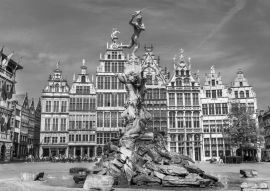 Lais Puzzle - Traditionelle flämische Architektur in Belgien - Stadt Antwerpen in schwarz weiß - 500, 1.000 & 2.000 Teile