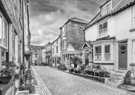 Lais Puzzle - Der Küstenort Staithes an der Nordostküste Yorkshires in England in schwarz weiß - 500, 1.000 & 2.000 Teile