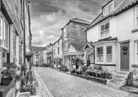 Lais Puzzle - Der Küstenort Staithes an der Nordostküste Yorkshires in England in schwarz weiß - 1.000 Teile