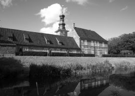 Lais Puzzle - Schloss vor Husum - Nordfriesland in schwarz weiß - 500, 1.000 & 2.000 Teile