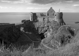 Lais Puzzle - Dunluce Castle, Antrim, Nordirland in schwarz weiß - 500, 1.000 & 2.000 Teile
