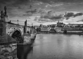 Lais Puzzle - Prag. Bild von Prag, der Hauptstadt der Tschechischen Republik, während eines wunderschönen Sonnenuntergangs in schwarz weiß - 500, 1.000 & 2.000 Teile