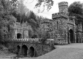 Lais Puzzle - Türme und Eingang von Ballysaggartmore in Waterford in Irland in schwarz weiß - 500, 1.000 & 2.000 Teile