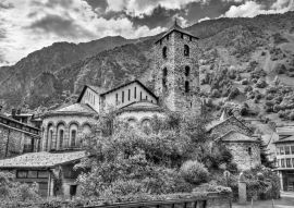 Lais Puzzle - Kirche Sant Esteve in Andorra la Vella, Andorra in schwarz weiß - 500, 1.000 & 2.000 Teile