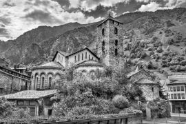 Lais Puzzle - Kirche Sant Esteve in Andorra la Vella, Andorra in schwarz weiß - 2.000 Teile