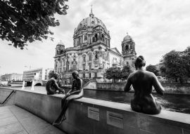 Lais Puzzle - Blick auf 3 Statuen, die am Flussufer sitzen. Land Berlin, Deutschland in schwarz weiß - 500, 1.000 & 2.000 Teile
