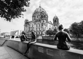 Lais Puzzle - Blick auf 3 Statuen, die am Flussufer sitzen. Land Berlin, Deutschland in schwarz weiß - 1.000 Teile