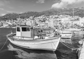 Lais Puzzle - Traditionelles griechisches Boot im Hafen von Samos mit bunten Häusern im Hintergrund, Griechenland in schwarz weiß - 500, 1.000 & 2.000 Teile