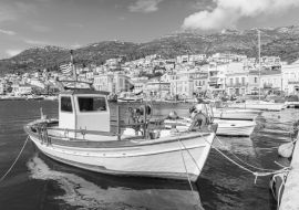 Lais Puzzle - Traditionelles griechisches Boot im Hafen von Samos mit bunten Häusern im Hintergrund, Griechenland in schwarz weiß - 1.000 Teile