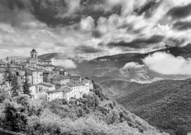 Lais Puzzle - Wunderschöne kleine Stadt, Umbrien, Italien in schwarz weiß - 500, 1.000 & 2.000 Teile