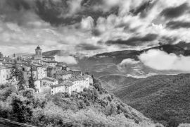Lais Puzzle - Wunderschöne kleine Stadt, Umbrien, Italien in schwarz weiß - 2.000 Teile