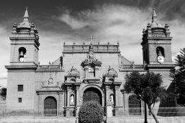 Lais Puzzle - Peru, Plaza de Armas in Ayacucho in schwarz weiß - 2.000 Teile