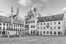 Lais Puzzle - Building of Town Hall in Freising, Germany in schwarz weiß - 2.000 Teile