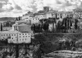 Lais Puzzle - Panorama von Cuenca - mittelalterliche Stadt auf Felsen, Spanien in schwarz weiß - 500, 1.000 & 2.000 Teile