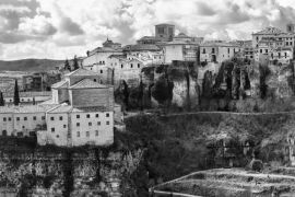 Lais Puzzle - Panorama von Cuenca - mittelalterliche Stadt auf Felsen, Spanien in schwarz weiß - 2.000 Teile