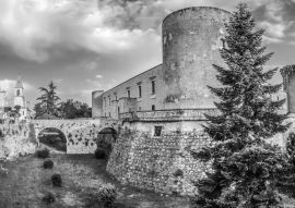 Lais Puzzle - Berühmte aragonesische Burg (Castello Aragonese) in Venosa, Basilikata, Süditalien in schwarz weiß - 500, 1.000 & 2.000 Teile