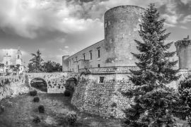 Lais Puzzle - Berühmte aragonesische Burg (Castello Aragonese) in Venosa, Basilikata, Süditalien in schwarz weiß - 2.000 Teile