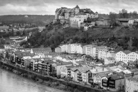 Lais Puzzle - Burghausen, historical german town in Bavaria near Salzburg in schwarz weiß - 2.000 Teile