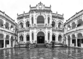 Lais Puzzle - Hoang A Tuong kaiserlicher Palast Panorama paris Königlicher Nordwesten Vietnams vollständig erbaut im Jahr 1921 durch die staatlich anerkannten nationalen Denkmäler Vietnam in schwarz weiß - 500, 1.000 & 2.000 Teile