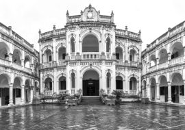 Lais Puzzle - Hoang A Tuong kaiserlicher Palast Panorama paris Königlicher Nordwesten Vietnams vollständig erbaut im Jahr 1921 durch die staatlich anerkannten nationalen Denkmäler Vietnam in schwarz weiß - 1.000 Teile