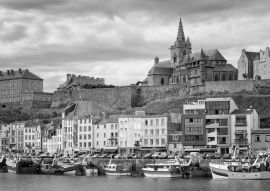 Lais Puzzle - Gotische Kirche auf dem Hügel und Fischerboote in der Hafenstadt Granv, Frankreich in schwarz weiß - 500, 1.000 & 2.000 Teile