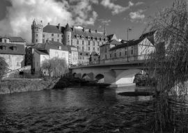 Lais Puzzle - Dorf Lapalisse, Frankreich in schwarz weiß - 500, 1.000 & 2.000 Teile