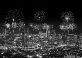 Lais Puzzle - Feuerwerk über Brisbane City vom Mount Coot-tha. Queensland in schwarz weiß - 1.000 Teile