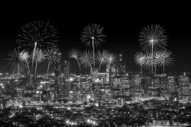 Lais Puzzle - Feuerwerk über Brisbane City vom Mount Coot-tha. Queensland in schwarz weiß - 2.000 Teile