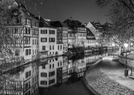 Lais Puzzle - Der Fluss Ill im Viertel Petite France, Straßburg in schwarz weiß - 500, 1.000 & 2.000 Teile