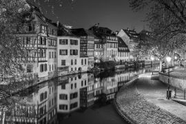 Lais Puzzle - Der Fluss Ill im Viertel Petite France, Straßburg in schwarz weiß - 2.000 Teile