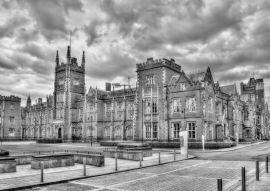 Lais Puzzle - Blick auf die Queen's University in Belfast - Nordirland in schwarz weiß - 500, 1.000 & 2.000 Teile