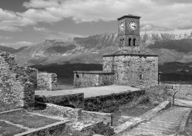 Lais Puzzle - Blick auf die Burg Gjirokaster in Albanien in schwarz weiß - 500, 1.000 & 2.000 Teile