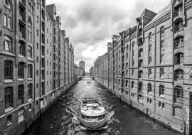 Lais Puzzle - Ansicht der berühmten Speicherstadt von Hamburg, Deutschland. in schwarz weiß - 1.000 Teile