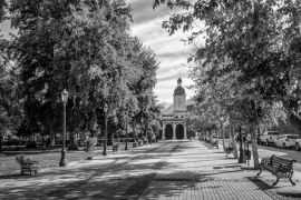 Lais Puzzle - Kirche in der Stadt San Jose de Maipo am Cajon del Maipo - Chile in schwarz weiß - 2.000 Teile
